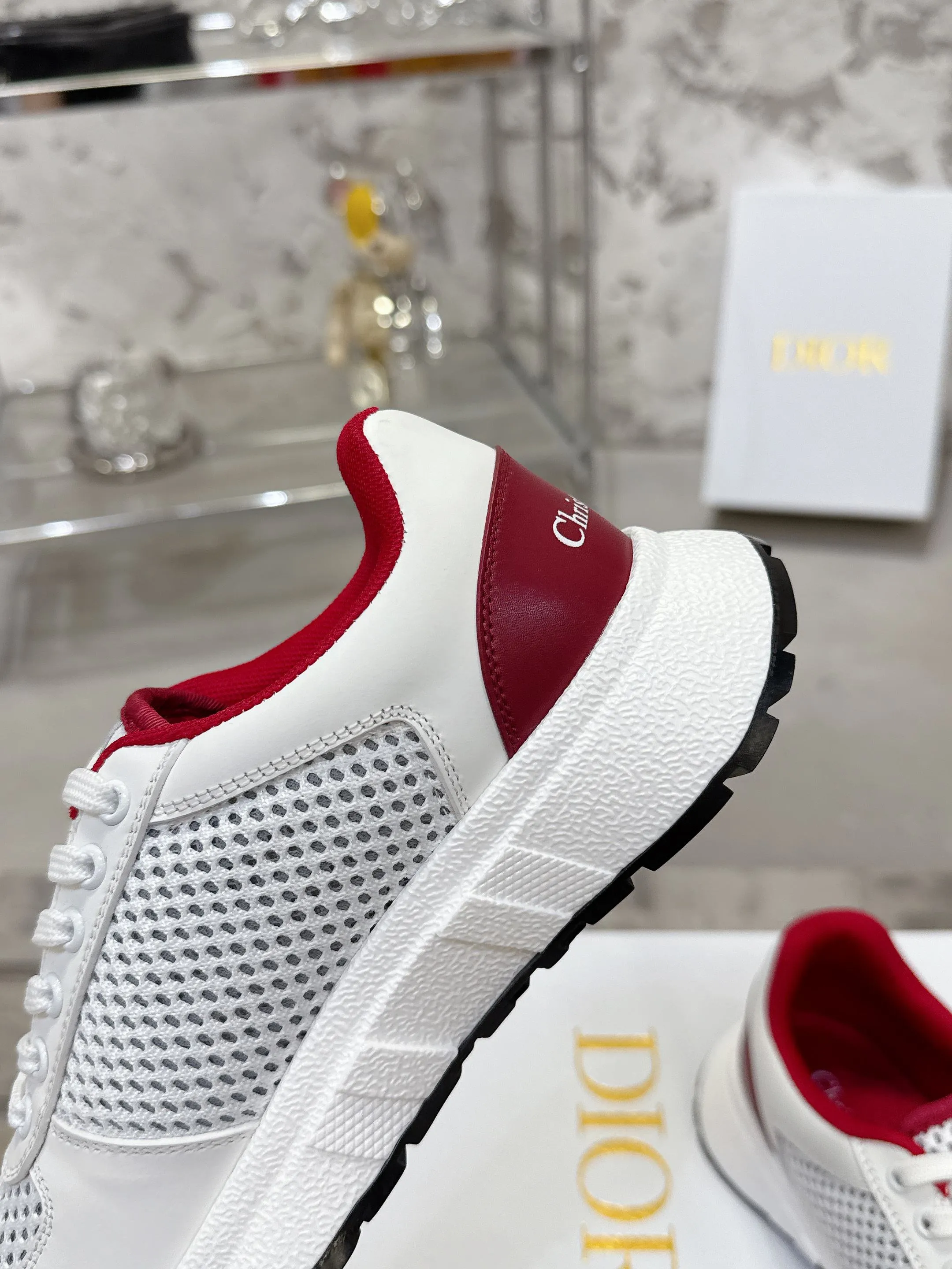 Factory price 680💰 Top version! ! ! Dior Dior's latest Run'n'Dior series, couple's thick-soled casual sneakers, originally purchased, developed and manufactured. This Run'n'Dior reinterprets sports style with an elegant and fashionable shape. The upper is crafted from white mesh fabric and features the Christian Dior Paris signature on the laces and heel. The exquisite two-color sole is light and soft, which can add a high-end temperament to all kinds of casual looks. Exquisite packaging at the delivery counter 🛍📦 ▪️Fabric: Original customized imported first-layer cowhide ▪️Inner lining: Imported original lining ▪️Sole: Original molded non-slip TPU material ▪️Size: Women's 35-41 / Men's 39-46 (Female 40 41 / Men's 38.45.46 customized)